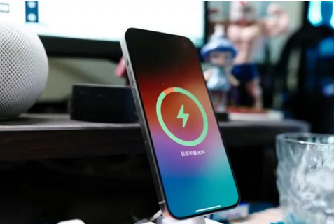 达尔罕茂明安联合苹果15换屏服务分享用什么充电器给iPhone15充电更好 